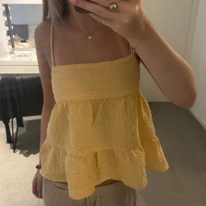 Gul zara topp  - Säljer denna gula toppen från zara som knappast är använd, dessutom är den öppen i ryggen💞