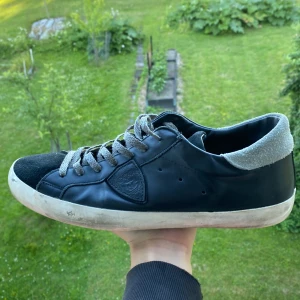 Philippe model skor - Säljer dehär riktigt feta dojorna i 43 kan passa 44🔥 | De är i väldigt bra skick💯 | Vid frågor är det bara att skriva och jag tar gärna emot bud🤝🏼 | Inget og ingår |