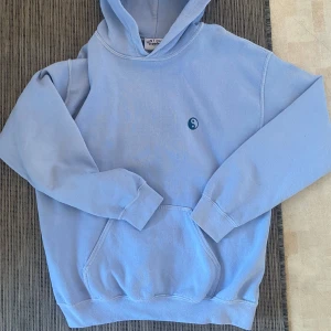 Ljusblå Vintage Hoodie - Passar ej längre tyvärr, skick 7/10 ordinarie pris 600kr. Storlek S, passar M