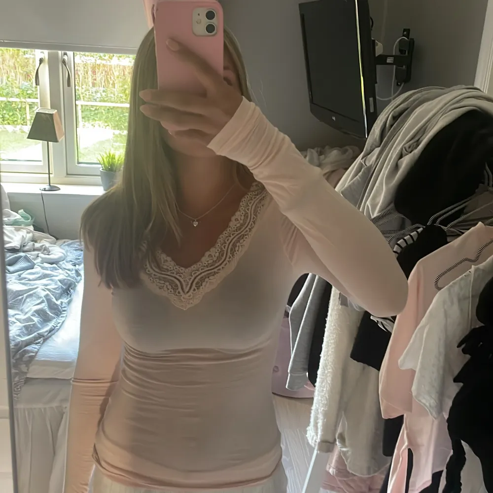 Rosa fin tröja med en spets kant ifrån hunkemöller, det är en pyjamaströja men funkar lika bra att använda i vardagen. Tröjan är lite genomskinlig och är väldigt stretchig. I strl XS. Tröjor & Koftor.