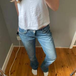 Jättesnygga jeans från cross i storlek 31/36. Bra skick, däremot är gylfen trasig, inget man ser. Men kan enkelt fixa om man vill de.