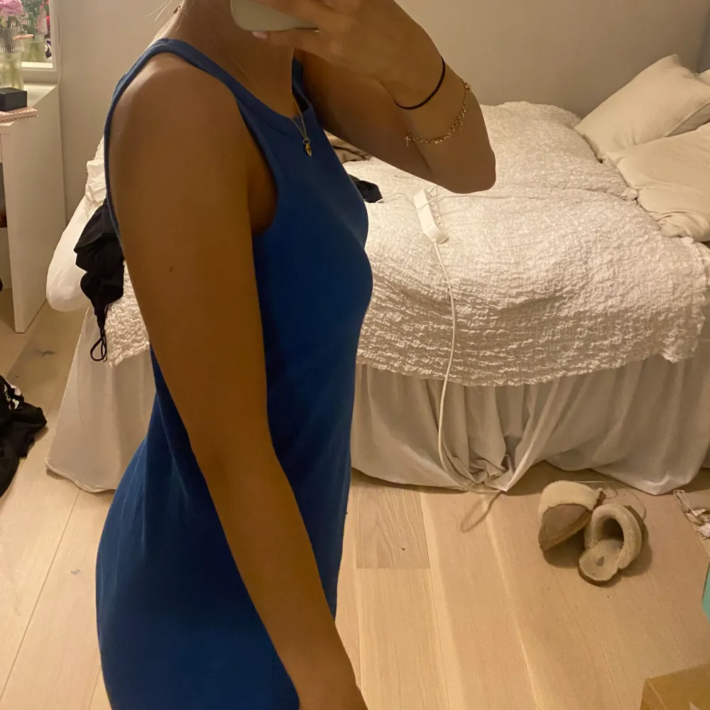 Blå klänning som räcker precis till knäna på mig som är 1,76 💞 aldrig använd!. Klänningar.