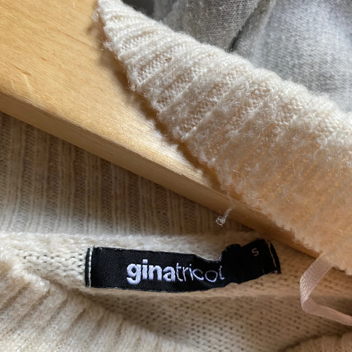 Stickad tröja med turtleneck - 91