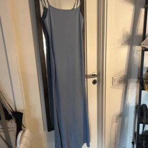 Långklänning  - En långklänning med små defekter, se bilder. Sitter bra på mig som är 167.
