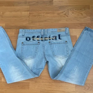 Lågmidjade jeans - Säljer dessa lågmidjade jeans då de är för stora för mig. Dem har ett coolt tryck på baksidan och är i väldigt bra skick, aldrig använda av mig. Midjemått: 48 cm Innerbensmått: 80 cm💗💗