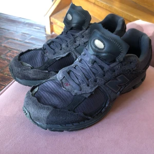 New balance 2002r protection pack phantom - New balance 2002r protection pack phantom skor i använt skick, köptes 2021 för 1500kr. Går i nuläget för 5000+ i nyskick.  Har ej låda eller kvitto därav priset