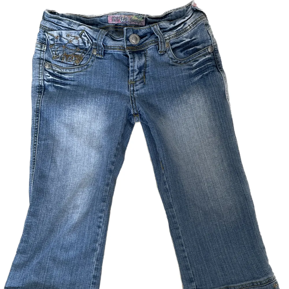 Till salu: Broderade lowrise caprijeans, sällan använda. Hittar ingen storlek skulle säga att den passar xs bäst men s funkar också.. Jeans & Byxor.