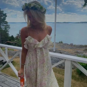 Populär klänning från Hm - Jag säljer denna superfina klänning från hm som är väldigt populär och inte går att köpa längre. Endast använd 1 gång och är i nyskicka(inga defekter). Båda bilderna lånade men skriv om ni vill ha fler bilder på klänningen💓