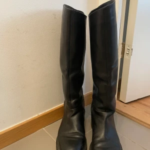 Svarta läder boots - Ett par slut snygga läder boots. Har knappt använd dom, dom är från H&M premium kollektion, i äkta läder! (Priset kan diskuteras) 