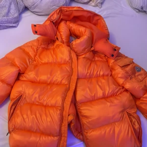ORANGE MONCLER MAYA - en otroligt fin moncler maya i orange färg som sticker ut ur mängden, den är helt oanvänd och nfc tagg och qr kod finns, den är i storlek L/mM men mer åt M hållet men som sagt funkar även för L, jätte fin jacka passa på att ta den innan hösten, pris kan diskuteras om du är seriös:)