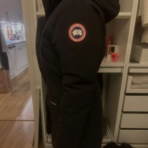 Canada Goose - Trillium Parka - Säljer min varma vinterjacka. Den är i mycket gott skick och har inga skador eller vidare anmärkningar. Mycket stora och rymliga fickor.  Storlek S.  Köpt på Länna Sport.  Obs! Päls medföljer.