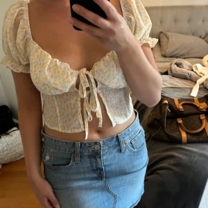 Blommig blus  - Säljer en supersöt blus med blommor💕knappt använd!