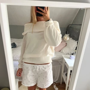 Vit stickad tröja - Vit stickad tröja, jätteskön!