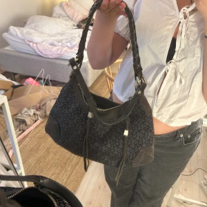 Snygg Dkny väska  - Så snygg väska från Dkny! Vintage men i väldigt bra skick!