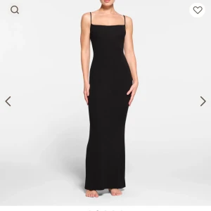 Skims Long Slip Dress Onyx - Säljer min helt nya och oanvända skims klänning i storlek xs. Lappen är kvar, den är endast testad! Beställde den men sen kom den aldrig till användning🩷