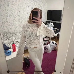 stickad blus  - väldigt fin tröja men jag är inte nöjd med storleken så därför säljer jag!🩷