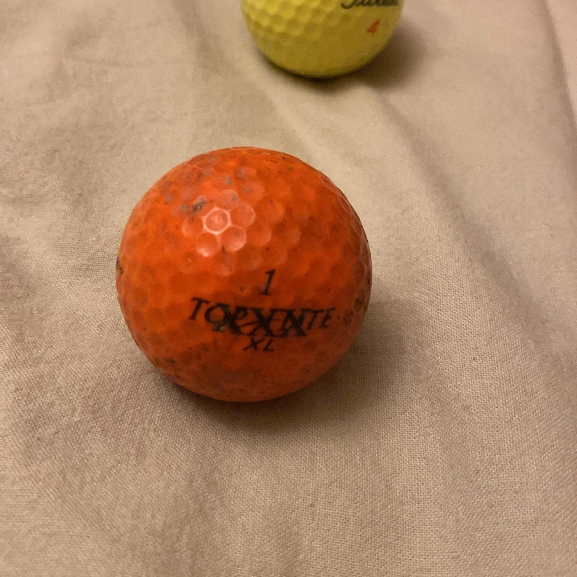 Två neon färgade golfbollar - 91