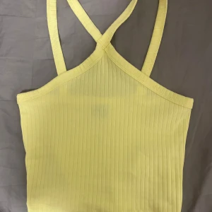Topp - Gul topp i storlek XS från Gina Tricot, använt ca 2-3 gånger så är i bra skick 💛