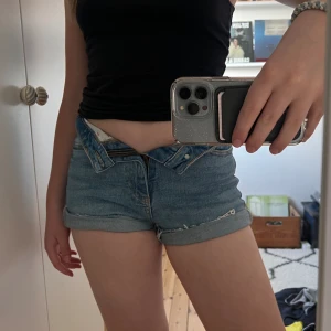 Jeansshorts  - Har aldrig använt, men de är jätte bekväma! Man kan vika ut dom så de blir längre i benen 