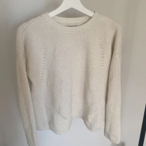 Stickad tröja - En stickad tröja från pieces, lite nopprig men därför billigare pris❣️