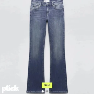 Zara jeans bootcut - Säljer nu dessa för tycker inte om dem längre, kom privat för egna bilder på och när dem ligger på golvet.  Skicket är använt men hållit sig bra och väldigt fina. Kan gå ner 280 vid snabb äffär.🩷🩷