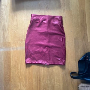 Röd kjol - Supersöt röd kjol i fint skick, använt fåtal gånger. Köpt utomlands. Har ingen storlek men passar mig som är S och är ganska stretchig