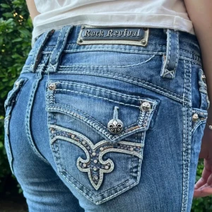 Low waist bootcut jeans  - Köpta jeans från Plick som jag tyvärr behöver rensa bort❤️ Unika fickor och utsvängda ☀️Hör av er vid frågor💕