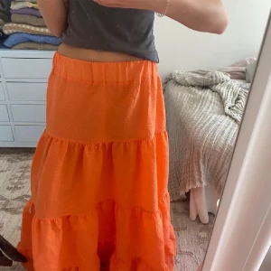 Långkjol - Snygg oanvänd långkjol från hm💕 stretchiga midja! Passar S