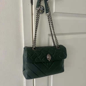 Kurt geiger väska - Säljer denna gröna Kurt geiger väska, den stora stoleken💕finns en defekt(visas i bild 2) annars fint skick Säljer direkt för 1800kr, pris kan diskuteras 