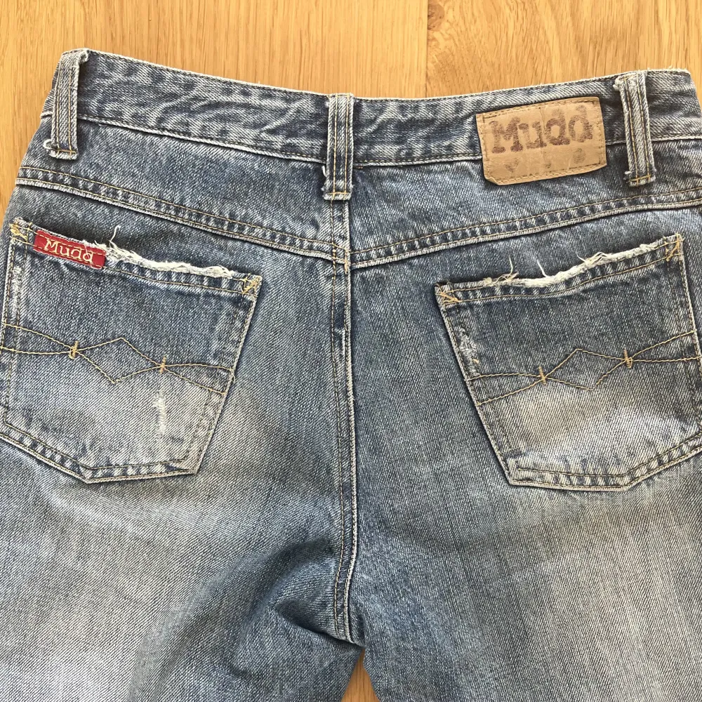 Supersnygga låga jeans med slitning!! W26 L34 -> innerbenslängd ca 85cm & midjemått rätt över va 34/35 cm. Säljer då de är lite små på mig.. Jeans & Byxor.