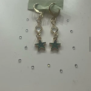 Gröna/guldiga stjärnörhängen💕 - Även dessa örhängen säljer jag för 35kr+frakt och de är handgjorda av mig💕🫶🏻perfekta att ha i sommar