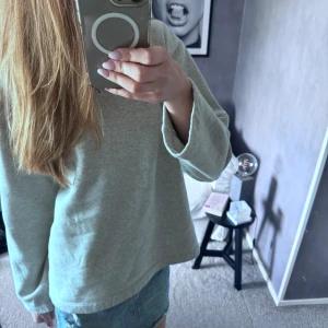 Grå tjocktröja 💗 - Jätte fin grå tjocktröja från Lindex💗köpte tröja förra året men den har tyvärr inte kommit till så mycket användning på sista tiden💗 den är i ett fint skick och hoppas någon kommer få bättre använig av den! Har för mig ordinarie pris var ca 400 kr