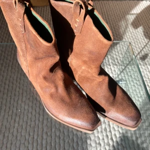 Cowboy boots - Helt oanvända boots Storlek är 41 men dom är mer som 40, därför säljer jag dom för att dom va försmå  Pris går absolut att diskuteras