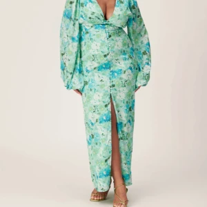 Positano dress storlek 48/50  - SÖKES! Är intresserad av alla färger, i storlek 48 eller 50. Skriv om ni vill sälja, tack på förhand🌸