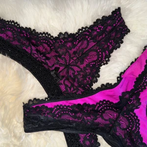 Svart mörkrosa/lila spets stringtrosor med diamanter💎 ❤️ - Två st likadana svarta spets stringtrosor i storlek S, oanvända & säljs tillsammans. Säljer 2 par likadana i mörkblå superfina dem också! 💎🌸💖kan passa XS med. 