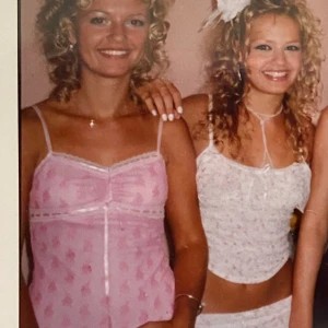 Set/klänning stl.xs/s - Två delars set. En topp och en långkjol. Vit och blommig. Inte så mycket använd. Säljer pga stor garderobrensning. Kika gärna på mina andra annonser, säljer mycket. Samfraktar gärna:) 