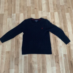 Polo Ralph lauren tröja  - Tja! Säljer min marinblåa polo Ralph lauren tröja för endast 200kr. Skicken är på topp och storleken är M på barn men den är också väldigt stretchy så den passar säkert också L. Tar också emot byten.😉(köparen står för frakten) som är 65kr