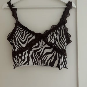 Zebra mönster linne - Linne med zebra mönster och spets 🩵 använd men är i bra skick🩵