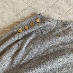 Stickad tröja - Bra skick  Fina detaljer på axeln