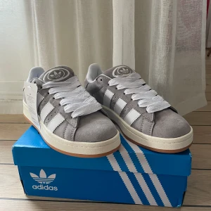 adidas campus 00s grey - Helt nya skor, aldrig använda då de var för små. Storlek 37