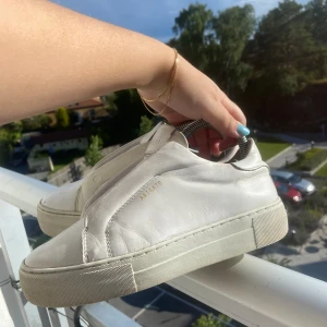 Arigato skor - Säljer dessa skor då jag ska köpa nya, de är använda och har några små defekter. De är i storlek 36 men passar mig som har 37, pris går även att diskutera så skriv gärna🩷har även original skokartongen och dustbagen, nypris 2200kr