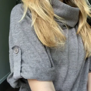 stickad kortärmad tröja 💞 - Jättefin brun/grå stickad kortärmad tröja 💕 Fina detaljer vid ärmarna och fin halsringning! Fin kvalitet och inte slitningar. Perfekt till sommarkvällar eller hösten! Skriv privat för fler bilder, mått eller frågor! Kolla min profil för coola plagg 💞