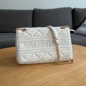 Valentino väska vit - Så fin äkta valentino väska💗 Använd 1 gång och är i toppskick!💗 Inga defekter💗 Köptes från bubbleroom för 1400 kr💗 Röda valentino påsen kommer med💗 Har ni några frågor så är det bara att skriva till mig på dm 💗