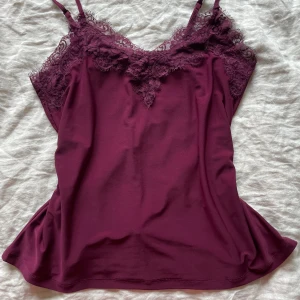 Vinrött spets linne  - Spets linne från New Yorker, strl S. Näst intill oanvänd, inga tecken på användning eller några defekter💕  Hör av er om ni har några frågor💖