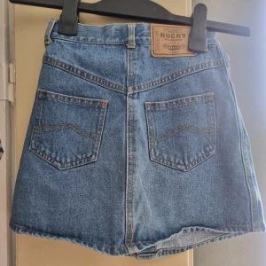 Rocky jeanskjol - Ljusblå rocky jeans kjol i storleken 140. Jätte bra skick och aldrig använd. 