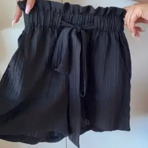 Svart shorts med en bekväm passform med en elastisk midja och ett band som kan knytas i en rosett. Aldrig använda och endast tvättad. Köp sker via ”köp nu” funktionen 🩶