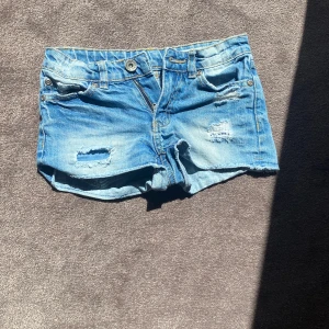 Jeansshorts från lager 157 - Ett par blåa jeansshorts från lager 157. Storlek 130