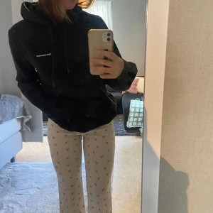Hoodie med tryck - Hoodie från pier one i storlek xs. Köpt på Zalando för något år sen. I bra skick.  