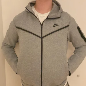Nike tech fleece  - Tjena! Jag säljer min Nike tech fleece på grund av att den inte används längre. Skick 8/10  han på bilden är 187 cm. 