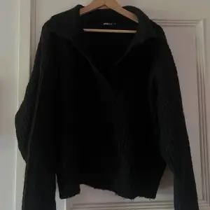 Säljer denna stickade tröjan från Gina då den inte kommit till användning, fint skick. Storlek XL men passar även S/M. Skriv vid intresse eller frågor 💕